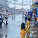 เริ่มแล้ว สาดน้ำสงกรานต์ ถนนข้าวเกรียบ ปิดถนนชาวนราฯ ร่วมเล่นน้ำสนุกสนาน