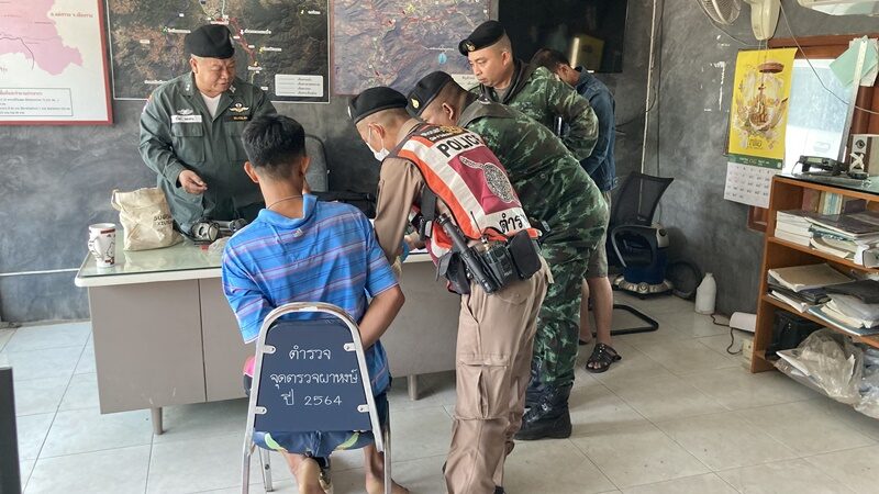 ซ่อนใต้ท้องรถ ตร.-ทหารร่วมจับกุมขบวนการขนยาบ้า ยึดของกลางกว่า 5 แสนเม็ดหวังตบตาเจ้าหน้าที่