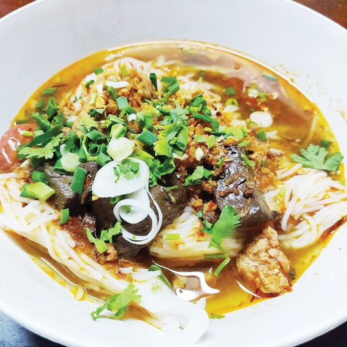 อิ่มอร่อย - ข้าวซอยหน้าวัง-หัวหิน ต้นตำรับชาวเหนือ