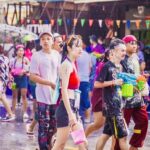 สงกรานต์มหานครน้ำแร่ แห่สาดน้ำ-เล่นโฟม คึกคัก นักท่องเที่ยวไทย-ตปท.เต็มถนนคนเดิน
