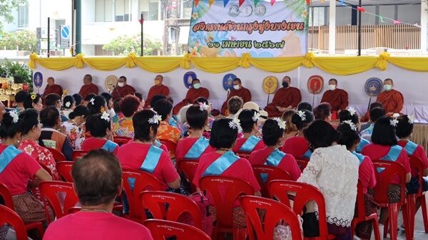 ตำรวจ สน.บางเขน ร่วมสืบสาน ประเพณีสงกรานต์ ทุ่งบางเขน-เขตสายไหม สรงน้ำพระพุทธรูป รดน้ำขอพรผู้สูงอายุเพื่อความเป็นสิริมงคล