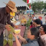 สวนทุเรียนลุงอิ๊ด แจกทุเรียน 10 สายพันธุ์ 1,000 กิโลกรัม พร้อมแข่งปอก-กินเร็ว