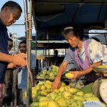 วันหยุดแรก! “นายกฯ” เดินตลาดหัวหิน ใส่บาตร-ซื้อเมนูโปรด ก่อนตรวจสถานีรถไฟหัวหิน