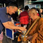 วันหยุดแรก! “นายกฯ” เดินตลาดหัวหิน ใส่บาตร-ซื้อเมนูโปรด ก่อนตรวจสถานีรถไฟหัวหิน