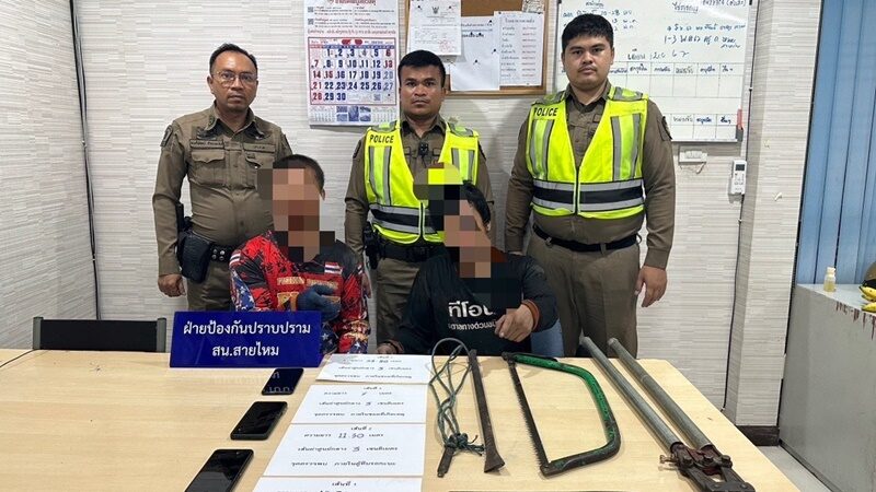ล่าระทึก สายตรวจขี่จยย.ไล่ตามวัยรุ่นออนิว ตระเวนลักสายโทรศัพท์ ก่อนเสียหลักหลุดโค้งจนมุมตำรวจ