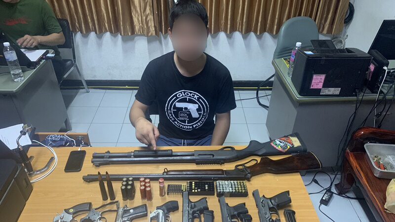จับหนุ่มเมืองช้าง ซุกอาวุธปืน-ระเบิดเต็มบ้าน อ้างมรดกตกทอดจากพ่อ 