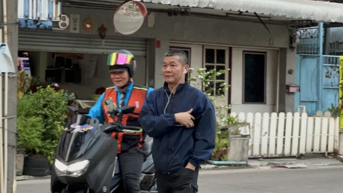 ลูกน้องคนสนิทตบเท้ามาโรงพัก ให้กำลังใจ "บิ๊กโจ๊ก" หลังมอบตัวคดีฟอกเงิน
