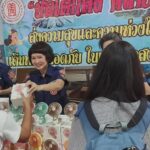 “ปอเต็กตึ๊ง” แจกพัดลมเล็ก คลายร้อนให้ประชาชน ระหว่างรอเดินทางกลับ ภูมิลำเนา