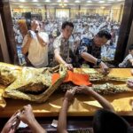 ศรัทธาแน่นวัด “ปิดทอง-เปลี่ยนผ้าครอง“ หลวงพ่อสิงห์ ลูกศิษย์แห่สักการะกราบไหว้