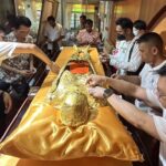 ศรัทธาแน่นวัด “ปิดทอง-เปลี่ยนผ้าครอง“ หลวงพ่อสิงห์ ลูกศิษย์แห่สักการะกราบไหว้