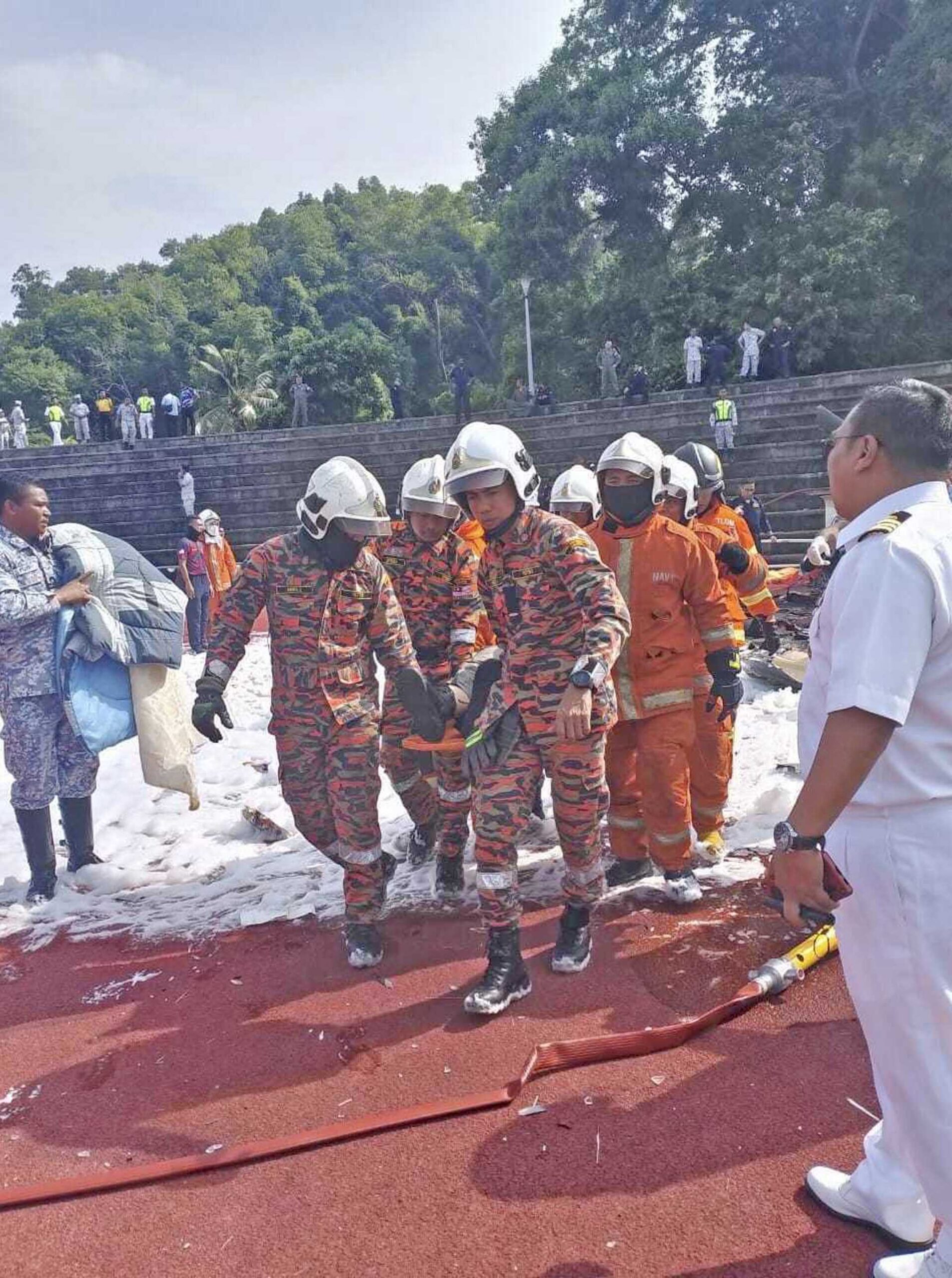 10 ศพสังเวย “เฮลิคอปเตอร์ 2 ลำชนกัน” ขณะซ้อมการแสดงวันกองทัพเรือมาเลย์