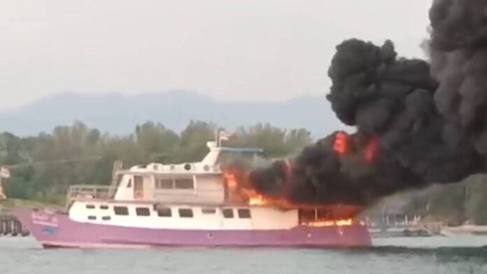 ระเบิดไฟท่วม! เรือพานักท่องเที่ยวดำน้ำระเบิด เสียหายทั้งลำก่อนจมลงสู่ทะเล