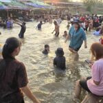 หยุดสงคราม สาดสงกรานต์ คึกคัก ไทย-พม่าหลายพัน เล่นน้ำสองแผ่นดินกลางแม่น้ำเมย
