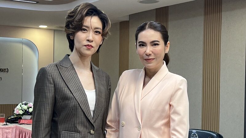 เชียร์ จูงมือ