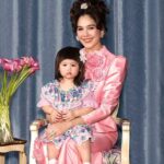 สมฉายาเจ้าแม่คอนเทนต์ ชมพู่ อารยา ควง 3 แสบ ถ่ายแบบชุดวันสงกรานต์ ชาวเน็ตแซวตากล้องต้องสู้ชีวิต