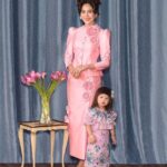 สมฉายาเจ้าแม่คอนเทนต์ ชมพู่ อารยา ควง 3 แสบ ถ่ายแบบชุดวันสงกรานต์ ชาวเน็ตแซวตากล้องต้องสู้ชีวิต