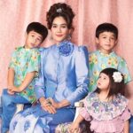 สมฉายาเจ้าแม่คอนเทนต์ ชมพู่ อารยา ควง 3 แสบ ถ่ายแบบชุดวันสงกรานต์ ชาวเน็ตแซวตากล้องต้องสู้ชีวิต