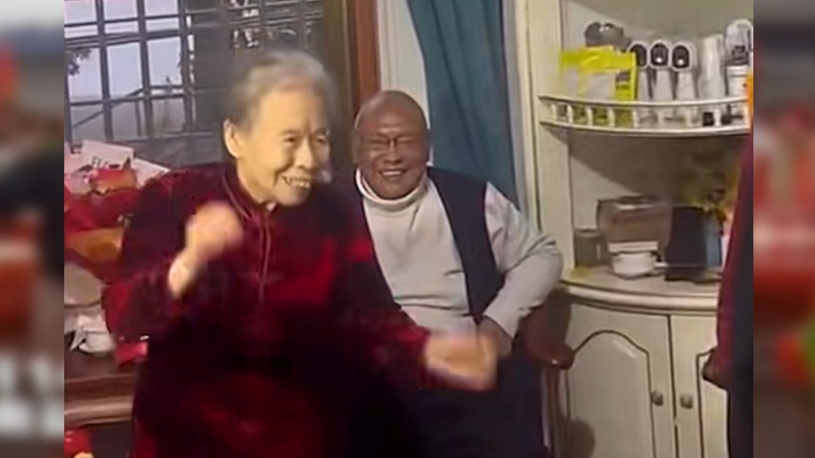 ปู่วัย 86 วิวาห์ชื่นมื่นกับรักแรกสมัยเรียน แม้เวลาจะผันผ่าน คู่กันแล้วคงไม่แคล้วกัน