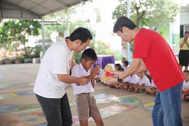 สดจากเยาวชน - พี่จิตอาสารวมพลัง มอบสนามเด็กเล่น 
