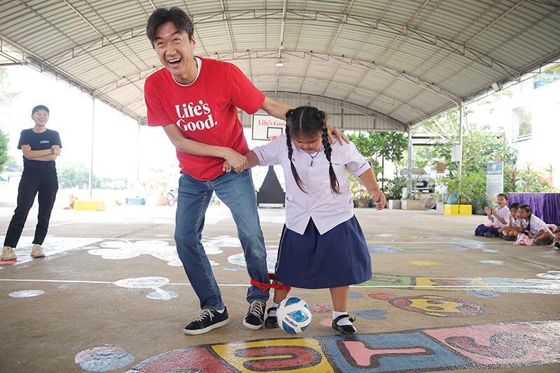 สดจากเยาวชน - พี่จิตอาสารวมพลัง มอบสนามเด็กเล่น 