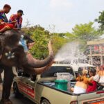 สงกรานต์กรุงเก่าสุดคึกคัก นักท่องเที่ยวเล่นสาดน้ำกับช้าง คลายร้อนอุณหภูมิสูง 41 องศาได้ดี