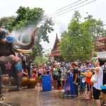 สงกรานต์กรุงเก่าสุดคึกคัก นักท่องเที่ยวเล่นสาดน้ำกับช้าง คลายร้อนอุณหภูมิสูง 41 องศาได้ดี