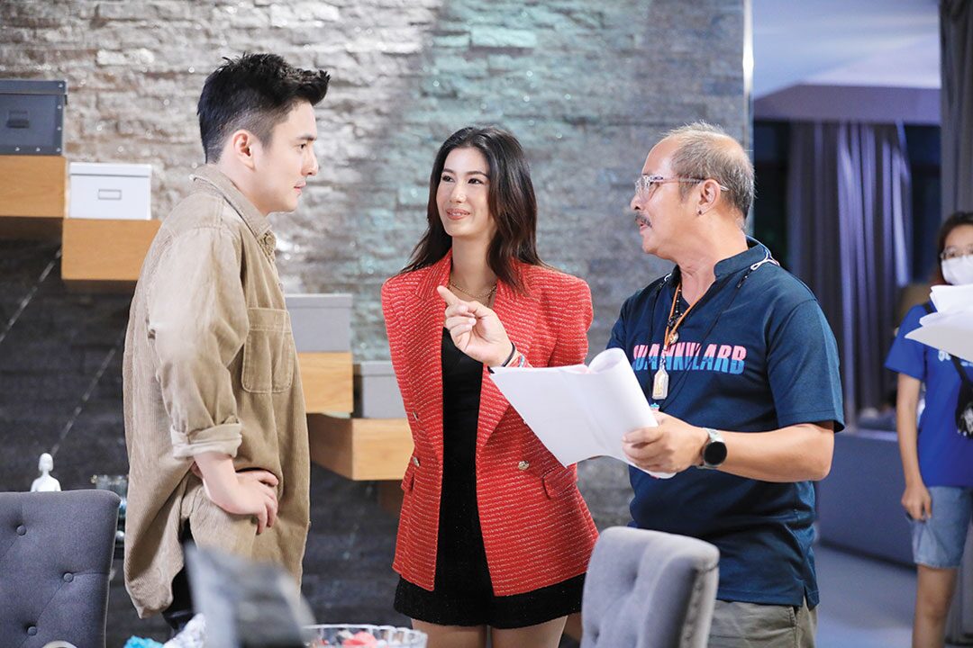 เบื้องหลังมายา
