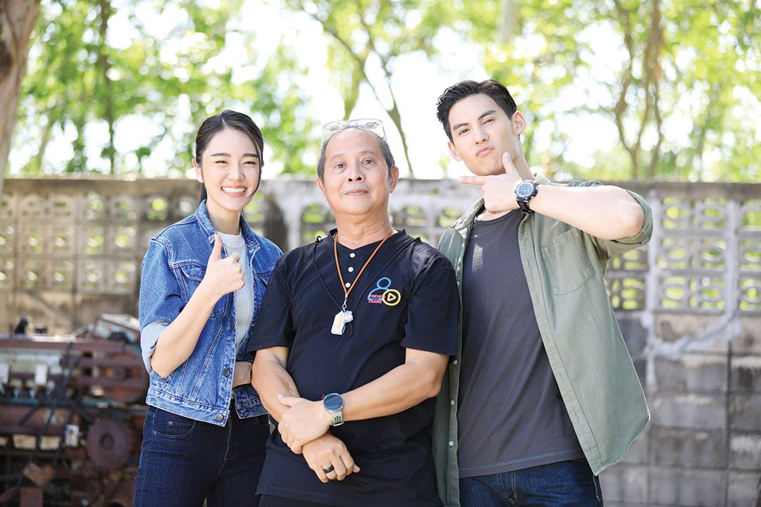 เบื้องหลังมายา