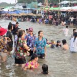 หยุดสงคราม สาดสงกรานต์ คึกคัก ไทย-พม่าหลายพัน เล่นน้ำสองแผ่นดินกลางแม่น้ำเมย