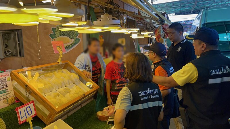 บุกจับ 20 แรงงานต่างด้าว เปิดร้านขายทุเรียน พบกำลังยืนเรียกลูกค้า ขายโก่งราคา