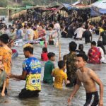 หยุดสงคราม สาดสงกรานต์ คึกคัก ไทย-พม่าหลายพัน เล่นน้ำสองแผ่นดินกลางแม่น้ำเมย