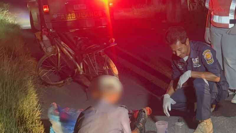 ตาวัย66 ปั่นจักรยาน หวิดกลับไม่ถึงบ้าน กระบะสาดไฟสูงใส่ ตกใจจักรยานล้มคว่ำ บาดเจ็บ