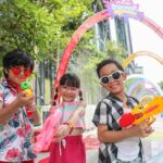 เริ่มแล้ว! ครั้งแรกกับสงกรานต์ในอุโมงค์น้ำใจกลางถนนสุขุมวิท