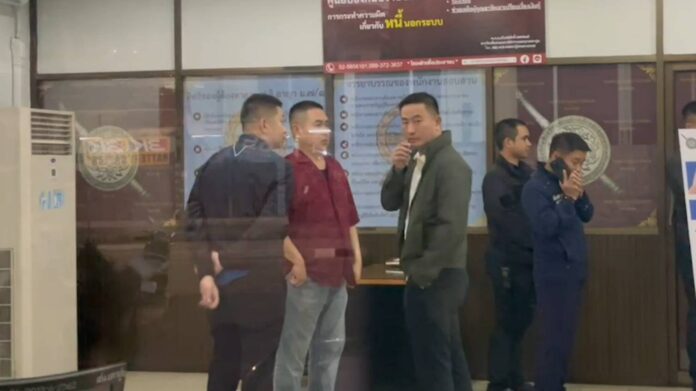 ลูกน้องคนสนิทตบเท้ามาโรงพัก ให้กำลังใจ "บิ๊กโจ๊ก" หลังมอบตัวคดีฟอกเงิน