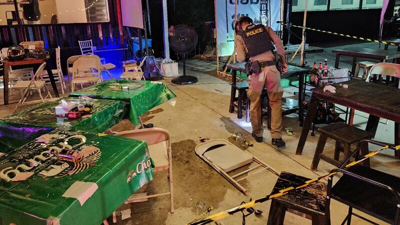 ยิงสนั่นร้านเหล้า หนุ่มหึงแฟนสาวเด็กเสริฟถูกจีบ คว้าปืนยิงดับ 1 สาหัส 2
