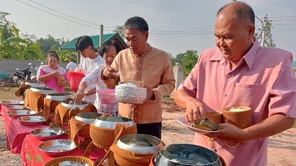 หลวงพ่อวัดโพนทอง ทำพิธีทำบุญขึ้นบ้านใหม่ เจ้าพนักงานราชทัณฑ์ชำนาญงาน แห่ส่องขันน้ำมนต์ เห็นเลขเด็ดชัด ใกล้เคียงบ้านเลขที่ ฮือฮา ให้โชคแม่นยำ