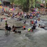 ระอุทะลุ 40 องศา ชาวโคราชแห่เล่นน้ำตกวังเณร คลายร้อนสนุกสนาน ร้านอาหารคึกคัก