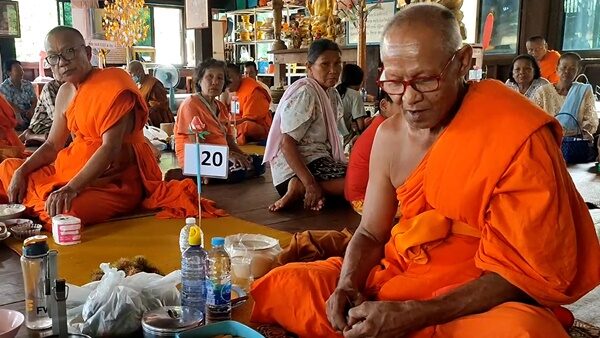 ชาวบ้านร่วมทำบุญ สลากภัตรผลไม้ วัดดังเพชรบูรณ์ ส่งถึงบรรพบุรุษและเป็นมงคลของชีวิต ไม่พลาด แห่ส่องเลขเด็ดธูปเสี่ยงทายในพิธี