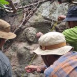 เจ้าหน้าที่ รุดตรวจสอบ หินแกะสลักโบราณ ชาวบ้านแห่กราบไหว้ขอพร-โชคลาภ เชื่อศักดิ์สิทธิ์