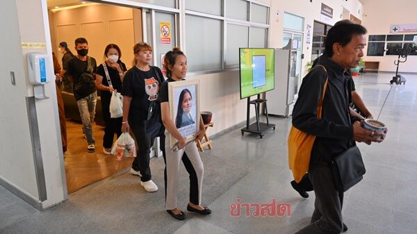 ครอบครัวสุดเศร้า รับร่าง บุ้ง ทะลุวัง บรรจุใส่โลงไม้สีขาว ประกอบพิธีทางศาสนา ด้าน ทนายความ เตรียมเปิดเผยผลชันสูตร หลังจากเคลื่อนร่างถึงวัด