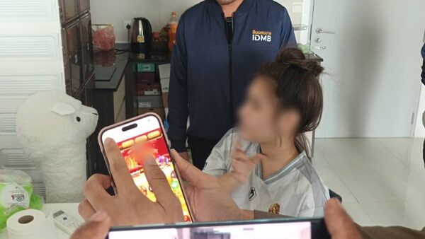 บุกคอนโดจับ น้องนุ่น โอนลี่แฟนส์ เน็ตไอดอลตัวแม่ ชักชวนเล่นเว็บพนันออนไลน์ เผย ได้ค่าจ้าง 20,000 บาทต่อการโพสต์ภาพครบ 30 ครั้ง/1 เว็บไชต์