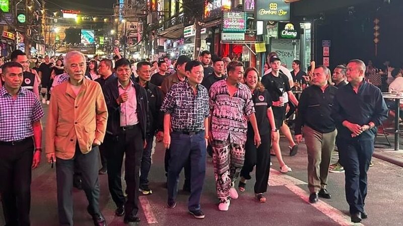 ภูเก็ตคึกคัก อดีตนายกฯทักษิณ ควงสุวัจน์ พักผ่อนซอยบางลา หาดป่าตอง