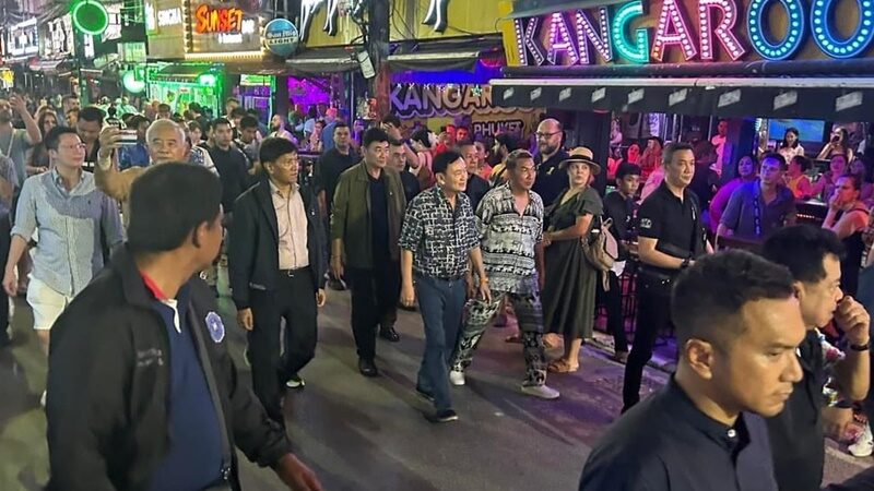 ภูเก็ตคึกคัก อดีตนายกฯทักษิณ ควงสุวัจน์ พักผ่อนซอยบางลา หาดป่าตอง
