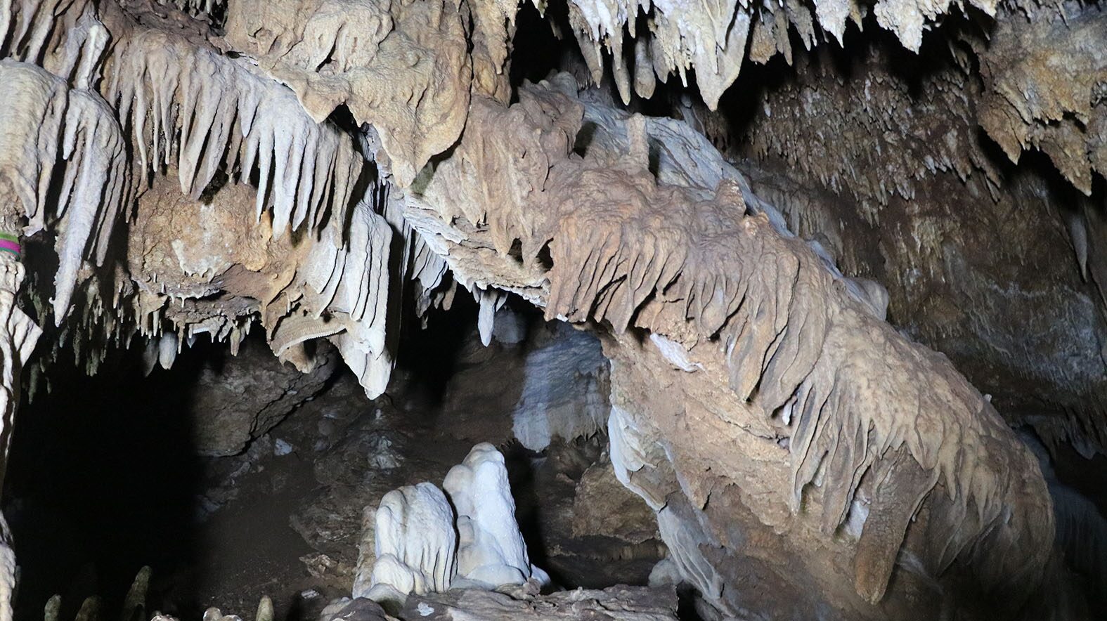 ราชบุรี เจอถ้ำแห่งใหม่ รูเข้านิดเดียว แต่ข้างใน หินงอกหินย้อยงดงามมาก
