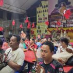 ชาวบ้านแห่ร่วมพิธีจุดเทียนชัย 5เดือน5 แน่นวัดดัง ส่องเลขอ่างอาบน้ำมนต์เห็นชัดเล็งเสี่ยงโชค