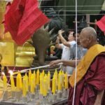ชาวบ้านแห่ร่วมพิธีจุดเทียนชัย 5เดือน5 แน่นวัดดัง ส่องเลขอ่างอาบน้ำมนต์เห็นชัดเล็งเสี่ยงโชค