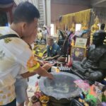 ชาวบ้านแห่ไหว้ขอพร หลวงพ่อรวย ส่องอ่างน้ำมนต์ ลุ้นเลขเด็ด ตาทองงิ้วราย ได้สมใจ 