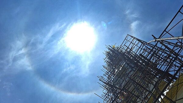 ฮือฮา พระอาทิตย์ทรงกลด โผล่กลางพิธี ยกยอดฉัตรทองคำ พระธาตุวัดดัง วันวิสาขบูชา แห่ส่องทะเบียนรถเครน เปิดเลขเด็ดขายเกลี้ยงแผง