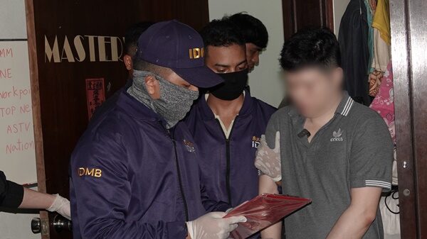 บุกโรงเรียนสอนดนตรีดัง จับ ครูจู้ คาเตียงกำลังนอนช่วยตัวเอง หลังก่อเหตุอนาจารย์ลูกศิษย์วัย 10 ขวบ ผงะ ไฟล์ภาพ-คลิปลับกว่า 1,000 คลิป เจ้าตัวปฏิเสธ