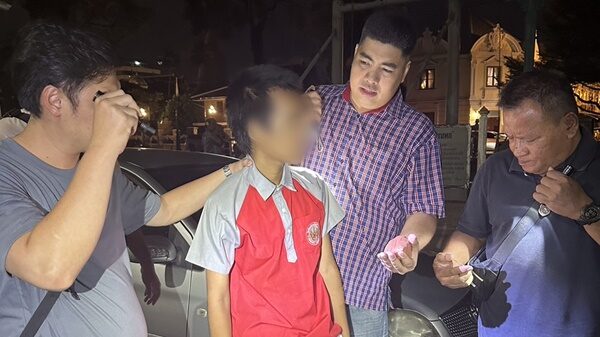 เก็บทรงไม่อยู่ โจ๋วัย 15 ปี เจอตำรวจแล้วเลิ่กลั่ก ค้นตัวเจอ ระเบิดทำมือ อ้างไว้ป้องกันตัวหวั่นถูกคู่อริทำร้าย ขยายผลเจอเพิ่มอีก 4 ลูกเตรียมอุปกรณ์พร้อม